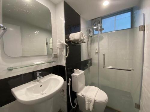 a bathroom with a toilet and a sink and a shower at DLUXX THAMMASAT in Ban Bang Phut (3)