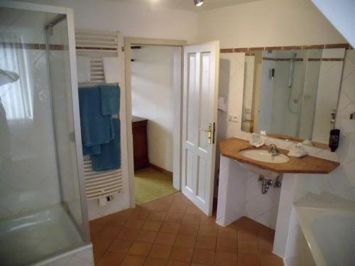 Et badeværelse på Hotel Freihof