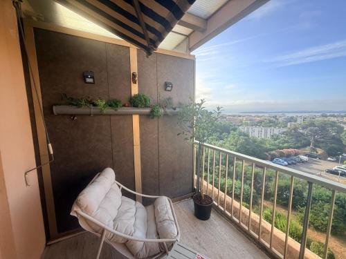 a balcony with a chair on a balcony at Chambre chez l habitant terrasse vue mer in Sainte-Maxime
