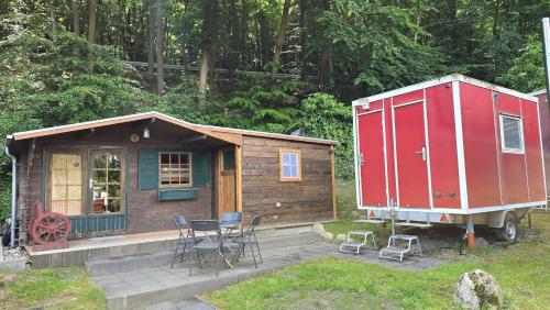 a small house with a table and chairs in a yard at Strandbude in Heringsdorf
