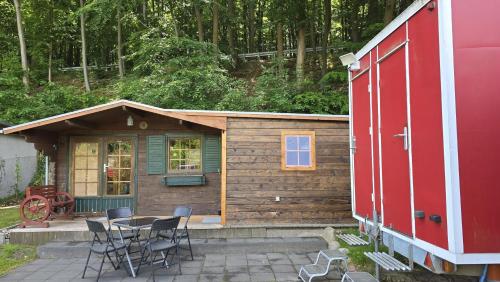 a small wooden cabin with a table and chairs at Strandbude in Heringsdorf