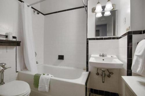 un bagno con lavandino, vasca e WC di Hotel Harrington a Washington