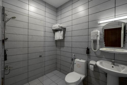 a bathroom with a toilet and a sink at Al Diyar Hotel in Nizwa