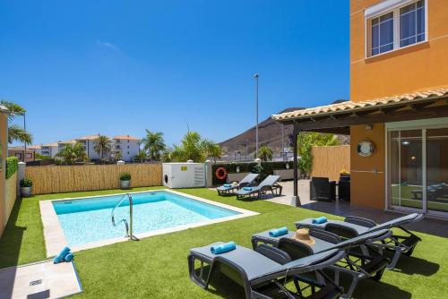 LUXURY VILLA with sea view, heated pool