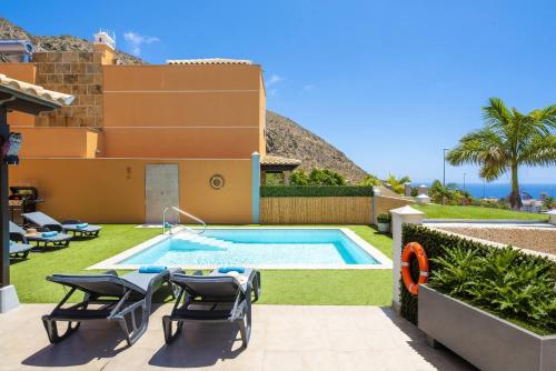 LUXURY VILLA with sea view, heated pool
