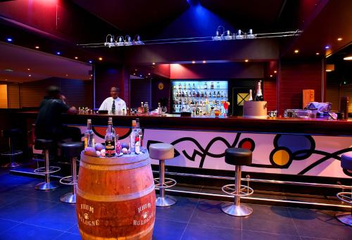 Salone o bar di La Creole Beach Hotel & Spa