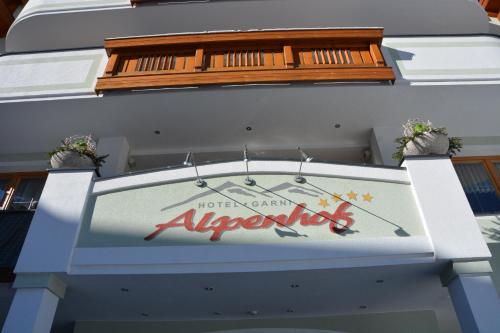 um sinal na lateral de um edifício em Hotel Garni Alpenhof em Ischgl