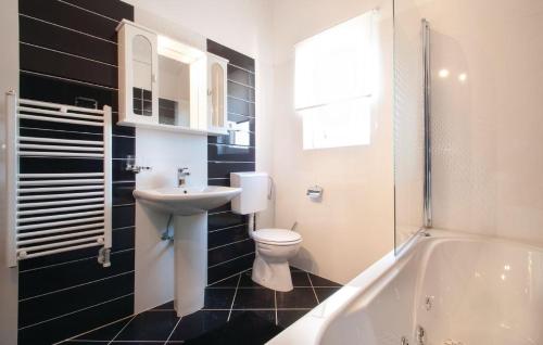 a bathroom with a sink and a toilet and a tub at Villa Kontesici 12 in Gradina