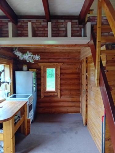 eine Küche in einer Blockhütte mit einem Herd in der Unterkunft Pirgu forell in Rapla