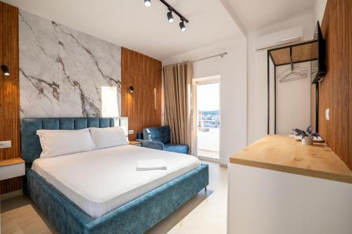 a hotel room with a bed and a desk at Vila Naço Ksamil in Ksamil