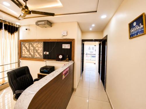 a room with a reception desk and a chair at Hotel Tree in Hisār