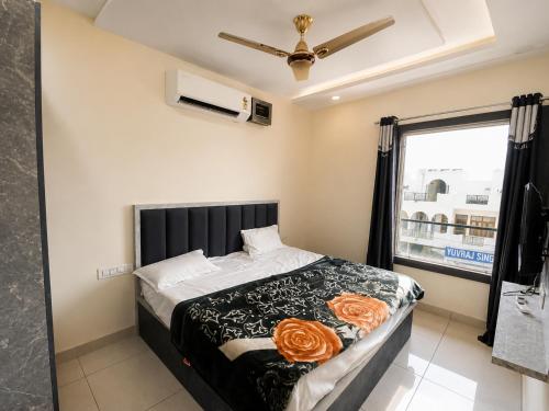 a bedroom with a bed and a window at Hotel Tree in Hisār