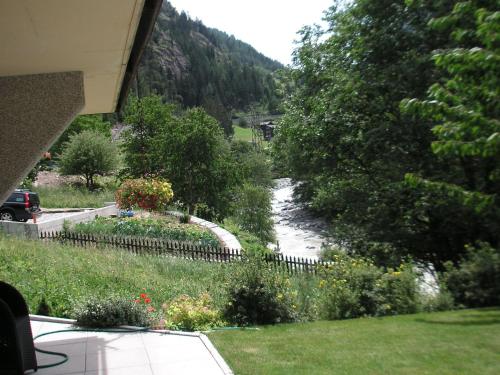 ザンクト・ニクラウスにあるApartment in St Niklaus near Mattertal Ski Areaの家から庭園を望む