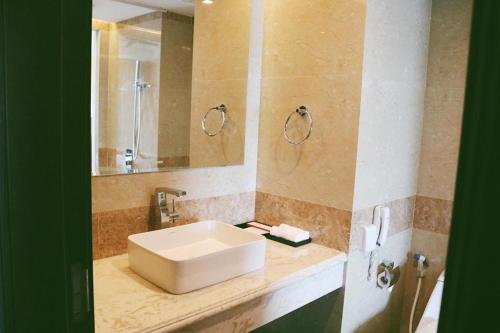 a bathroom with a white sink and a mirror at Summer Hotel in Dong Quan