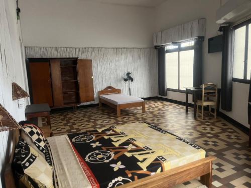 a living room with a couch and a table at Hôtel chez Dan in Antsiranana