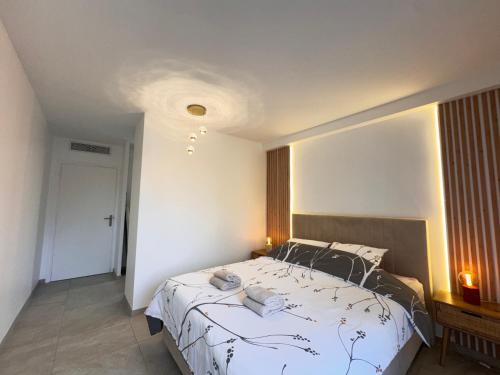Appartement 2 Chambres - Terrasse, Parking Gratuit & Climatisation