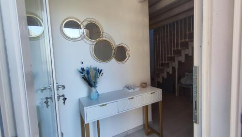 a bathroom with a sink and mirrors on the wall at Lagunahome Beatrice in Chioggia