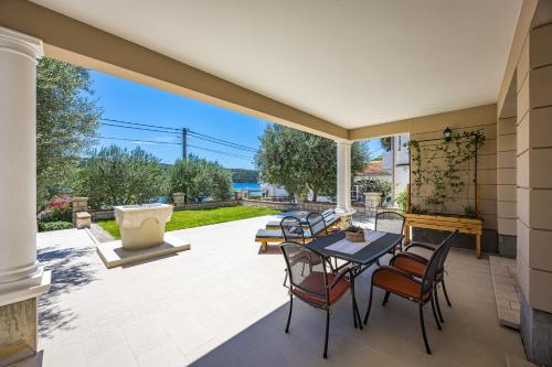 Seafront Family Apartment Una - Sunny Rab Island