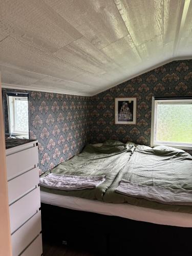 a bed in a small bedroom with avertisementatronatronatronstrationstration at Dockstavägen 7 in Docksta