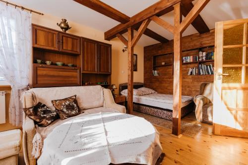 salon z kanapą i łóżkiem w obiekcie "Jutrzenka" w Białowieży