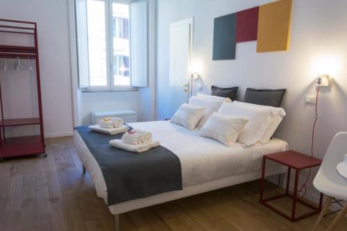 ローマにあるSuite Cardinaleのベッドルーム1室(ベッド1台、タオル2枚付)
