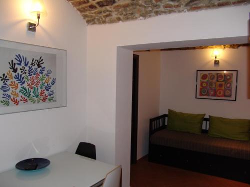 een kleine kamer met een bed en een tafel bij InCentro Apartments in Milazzo