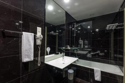 Bathroom sa Stay Hotel Guimarães Centro