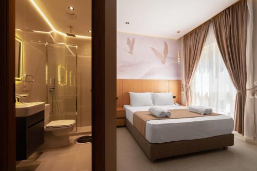 a bedroom with a bed and a bathroom with a shower at Royal Hotel in Cairo