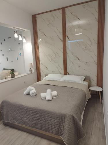 a bedroom with a bed with towels on it at Ioanna Studio Διαμέρισμα κοντά στη θάλασσα. in Kolymbia