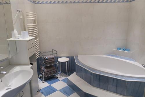 Un baño de Hotel Restaurant Böck "Roter Hahn"