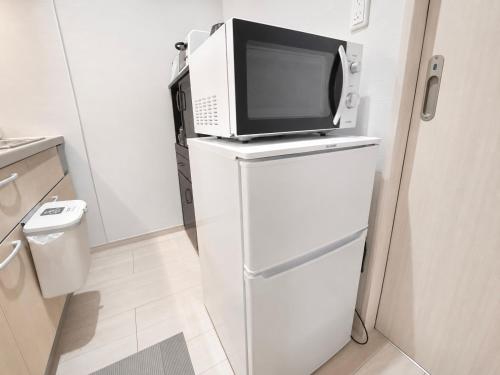 a microwave sitting on top of a refrigerator at 優富良野 in Furano