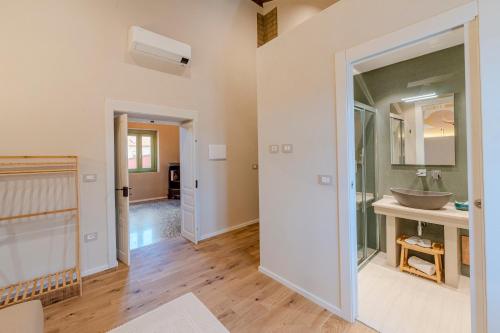 ein Badezimmer mit Waschbecken und Spiegel in der Unterkunft Casa Bonesu in Càbras