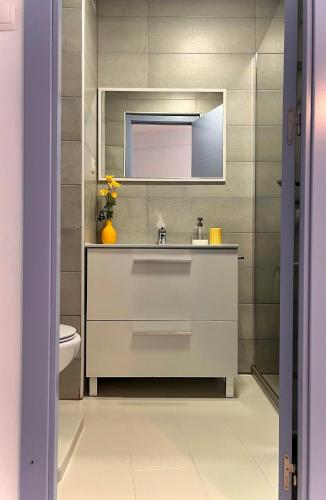 a bathroom with a sink and a mirror at casArena 1 in Las Negras