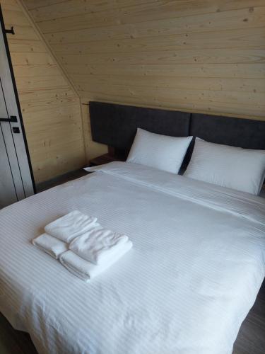 a bed with white towels on it in a room at zatyshnyy dvoryk Затишний Дворик in Kolomiya