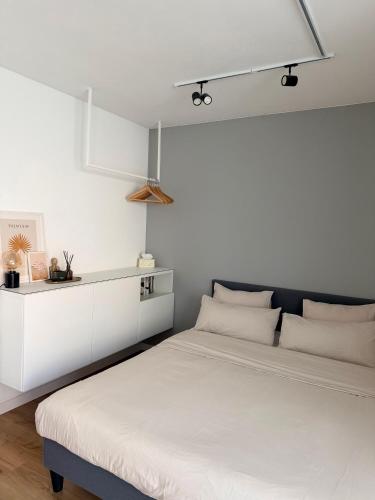 a white bedroom with a large white bed in it at Luxury Apartment Vorstetten Modern Zentral in Vörstetten