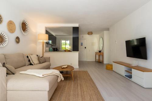 Poolside Villa - Golf & Tennis Court & Pool View