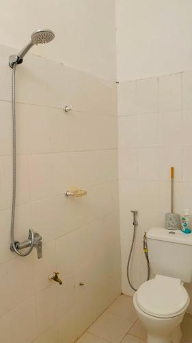 a bathroom with a toilet and a shower at Catalan du walo in Richard Toll