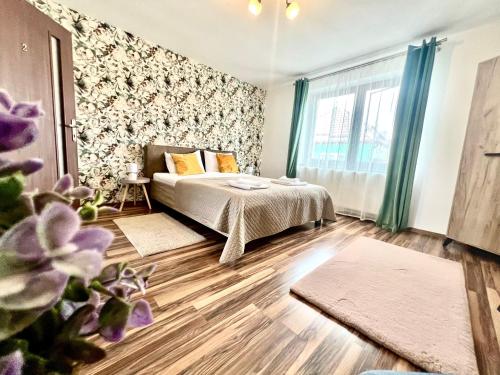 a bedroom with a bed and a window at S-HOUSE Avrig , Apartament cu Aer Condiționat, 2 Dormitoare, Bucatarie, Terasa , Curte Privată Parcare Gratuită in Avrig