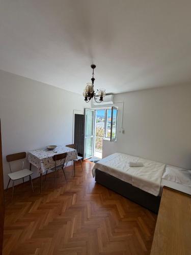 a bedroom with a bed and a table in it at Studio Apartmani ISRA in Palit
