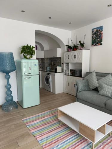 a living room with a couch and a kitchen at Hostel Brikette in Positano