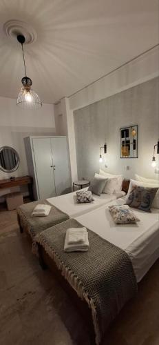 ein Schlafzimmer mit zwei Betten, auf denen Handtücher liegen in der Unterkunft Villa Manolis in Tolo
