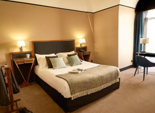 Кровать или кровати в номере Hotel Carlton