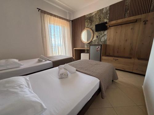 เตียงในห้องที่ Hotel Avra