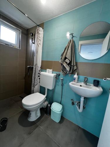 a bathroom with a toilet and a sink at Apartman UnaTesnim in Bihać