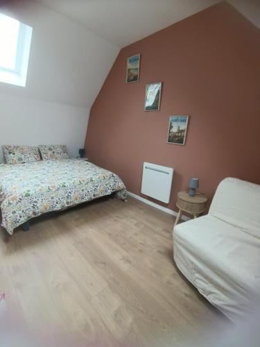 a bedroom with two beds in a attic at La parenthèse Audomaroise in Heuringhem
