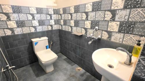 a bathroom with a toilet and a sink at Avante Palace in Rānchī