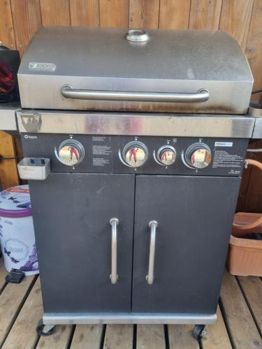 ein Grill auf einem Herd in der Unterkunft Mongol champing in Cotormani