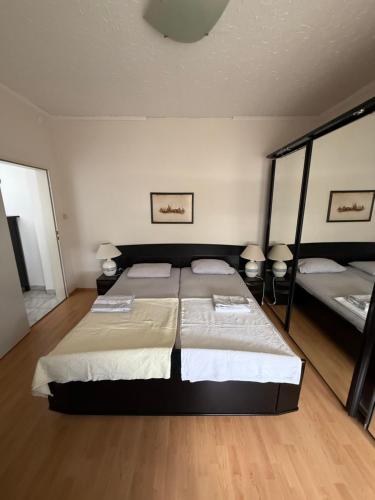 a bedroom with two beds and two lamps at Apartment BOZ Solingen 100m2 in Solingen