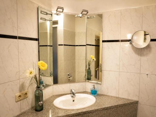 a bathroom with a sink and a mirror at Apartmenthaus Ostseewelle Ferienwohnung 13 in Kühlungsborn