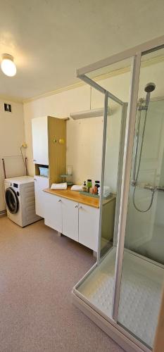 a kitchen with a sink and a microwave at Nord Hus 3 in Loppa